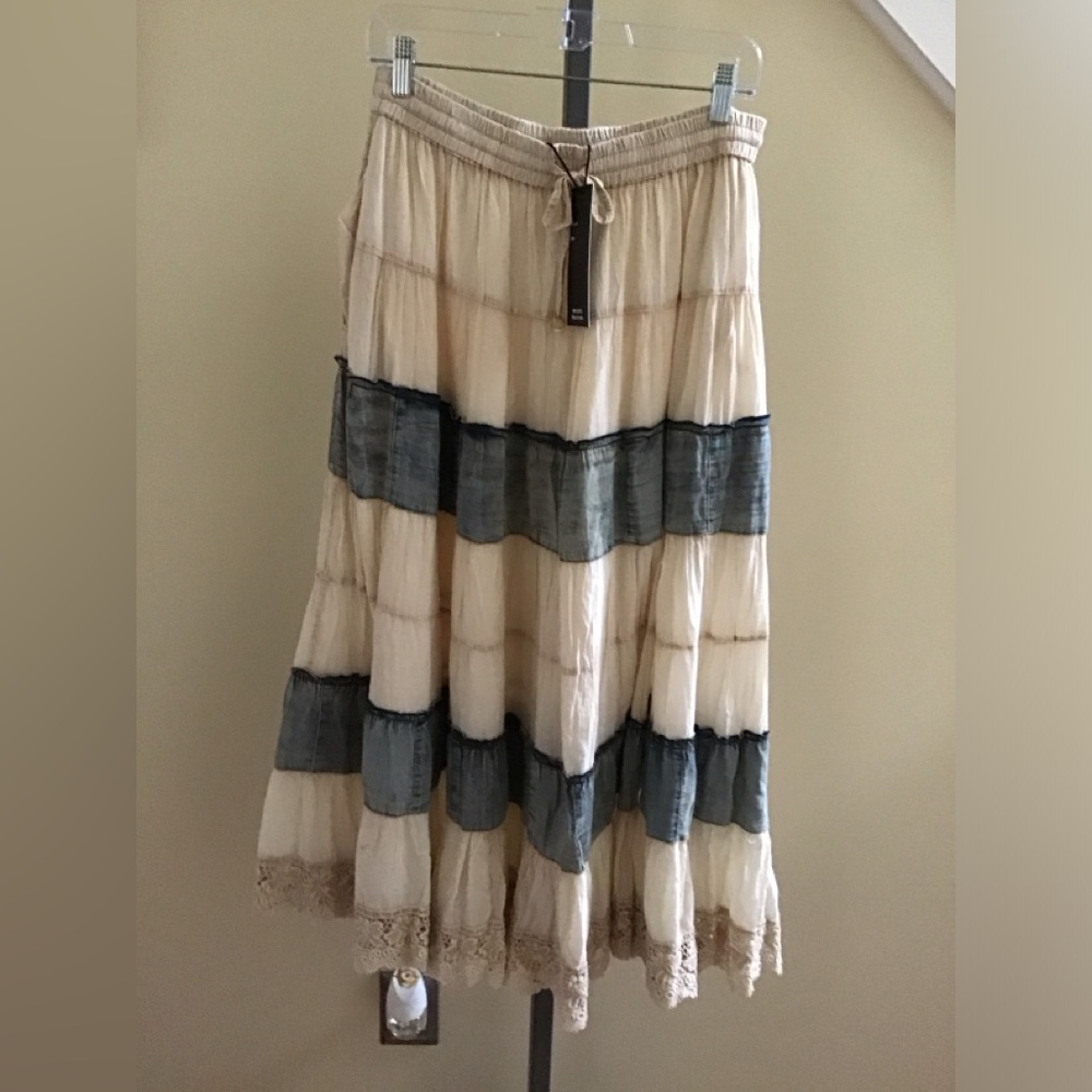 YOUNG THREADS NWT Skirt Denim Light Color Cream Layered lined Pockets Size Mediu
